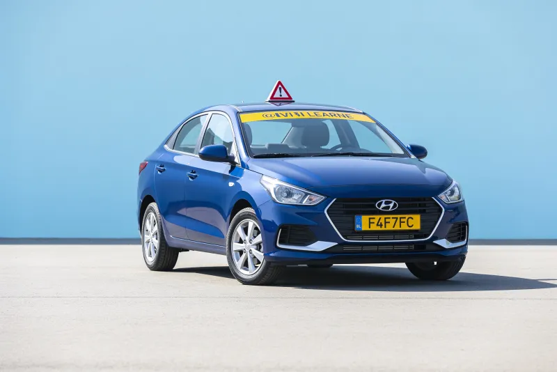 Учебный седан Hyundai Solaris автошколы «Магистраль»