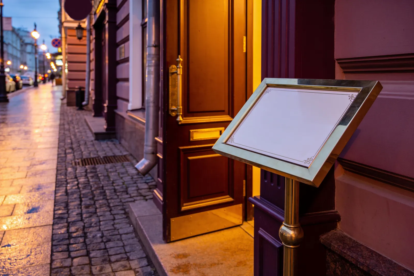 Фасад кальян-лаунжа «Бархат» на Пятницкой, 42 вечером