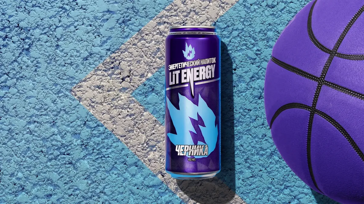 Банка LIT Energy Черника у баскетбольной площадки