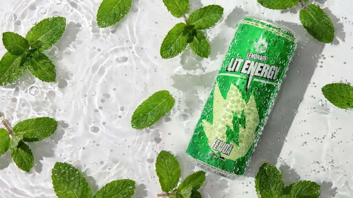 Зелёная банка лимонада LIT Energy Фейхоа на льду с листьями мяты
